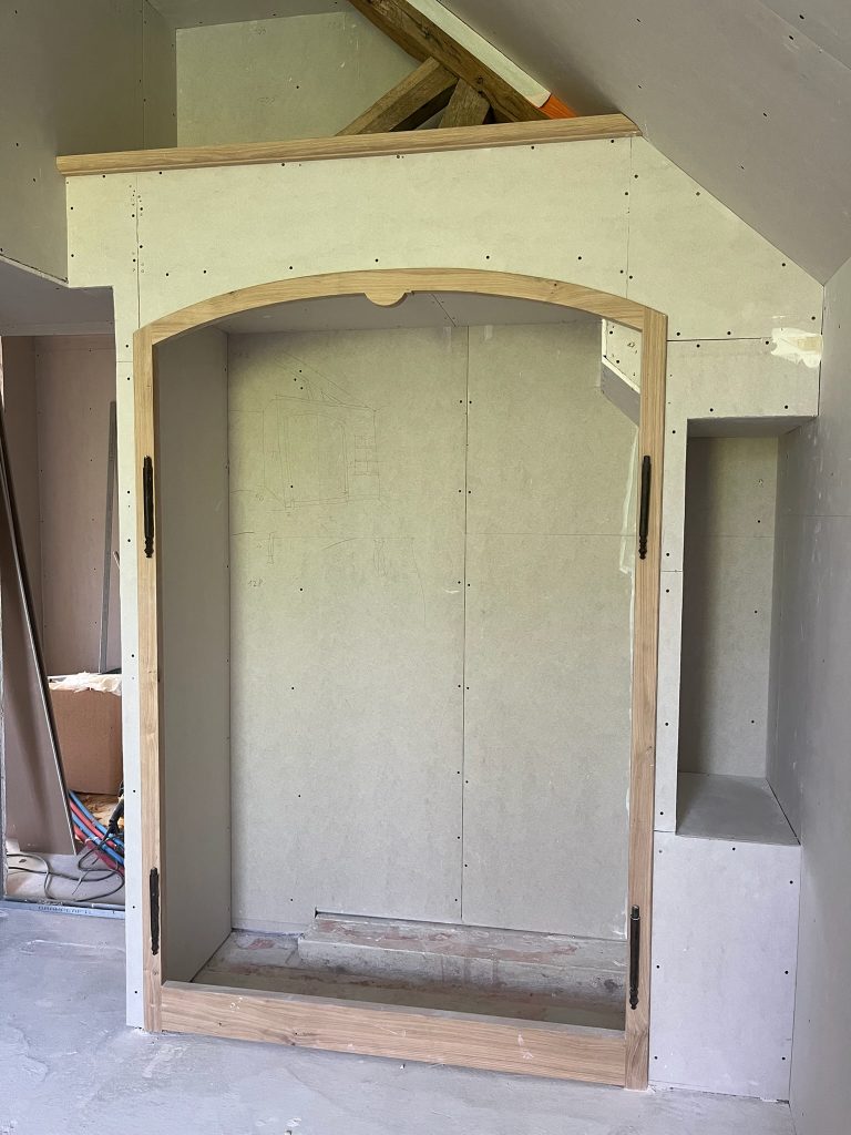 Pose de papier peint à motifs sur un mur — chantier de rénovation intérieure