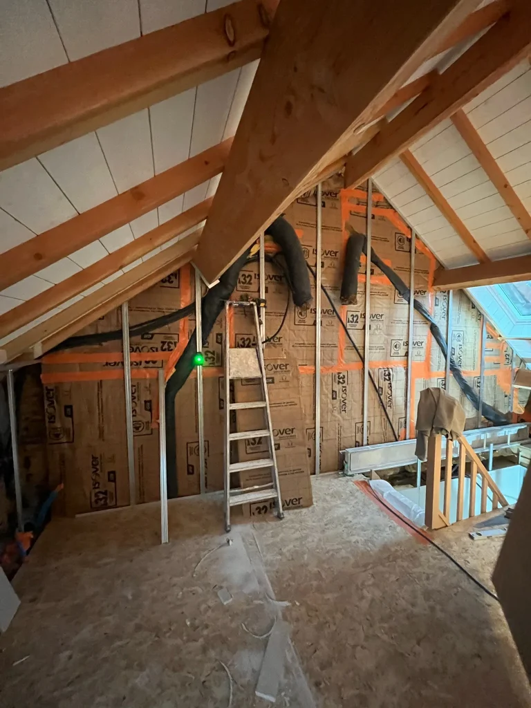 Combles avec ossature en bois et isolant entre montants avant habillage intérieur