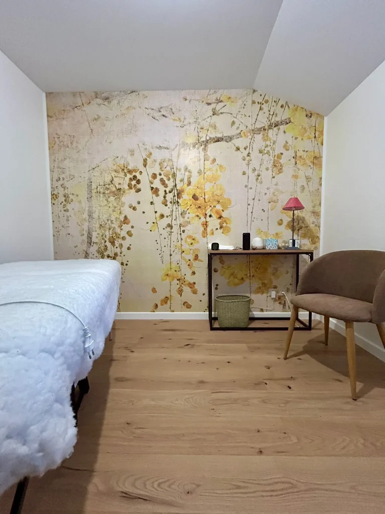 Chambre avec revêtement mural aux motifs dorés et sol effet bois