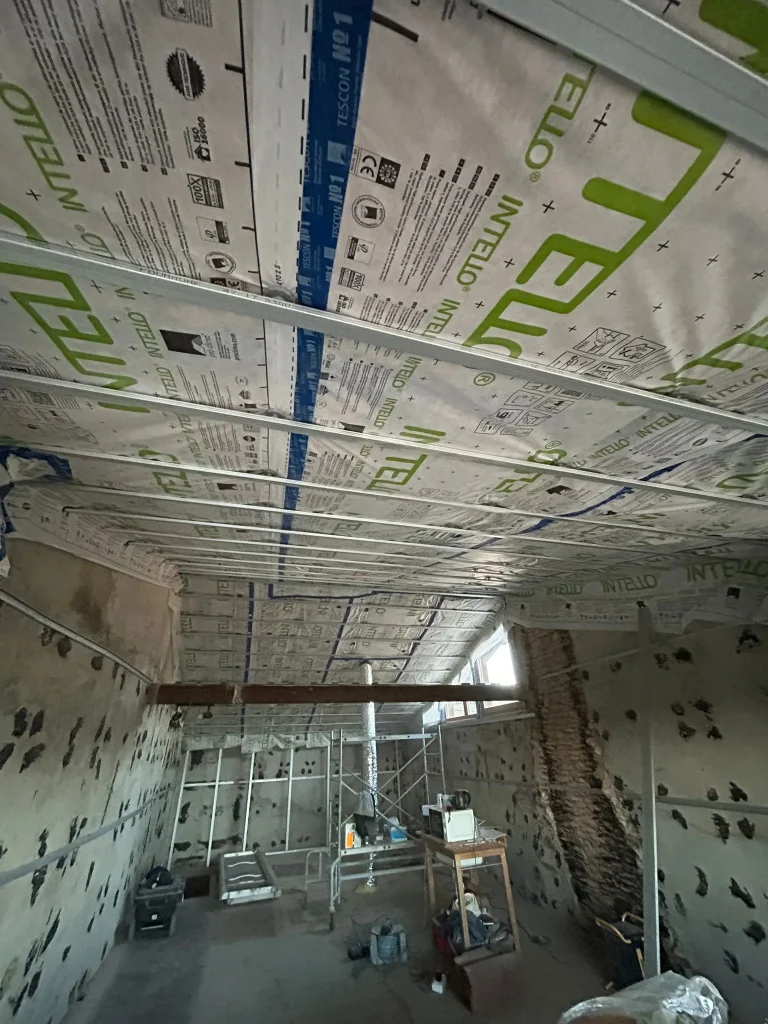 Membrane d'isolation sous toiture et ossature métallique dans des combles en chantier